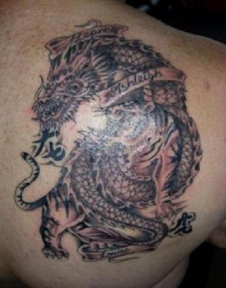 Chinese Dragon Pic Tattoo On Right Shoulder Blade